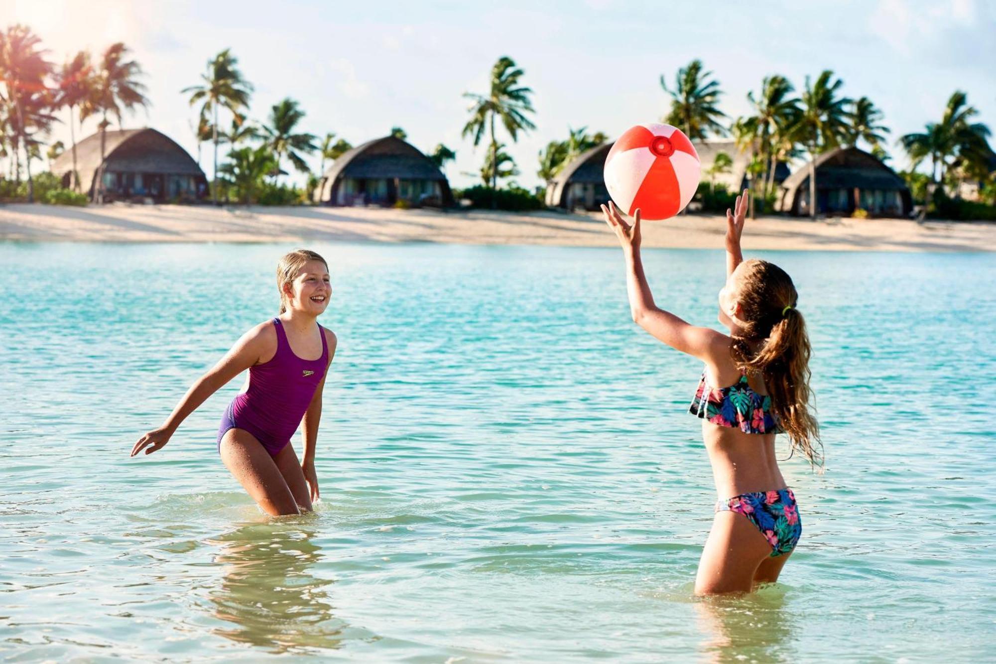 Fiji Marriott Resort Momi Bay Dış mekan fotoğraf Two girls playing with a beach ball