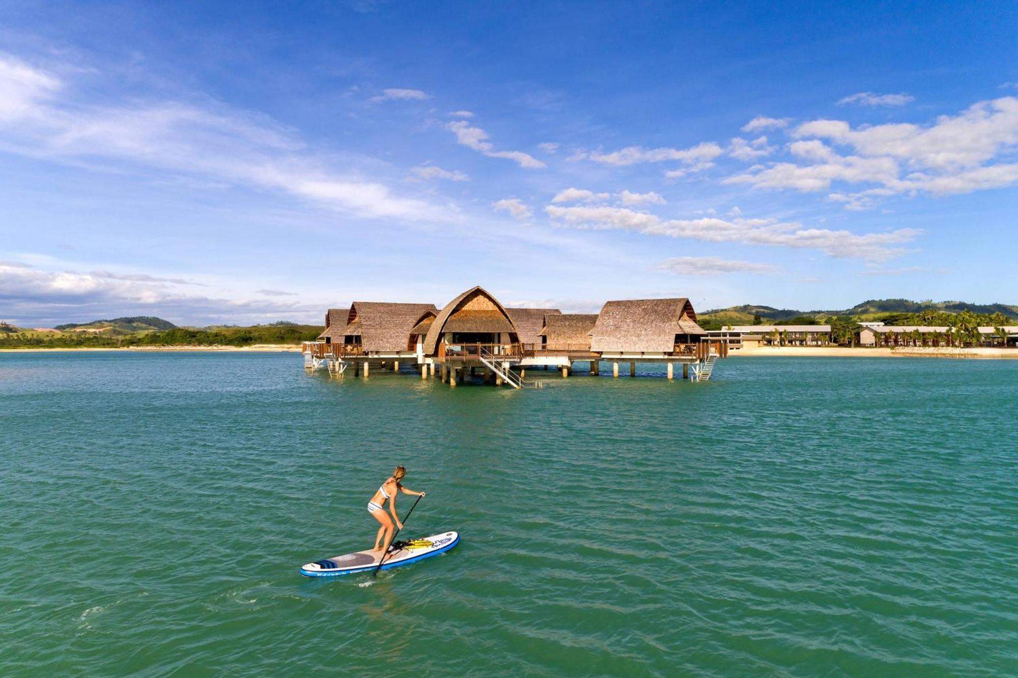 Fiji Marriott Resort Momi Bay Dış mekan fotoğraf The resort's overwater bungalows