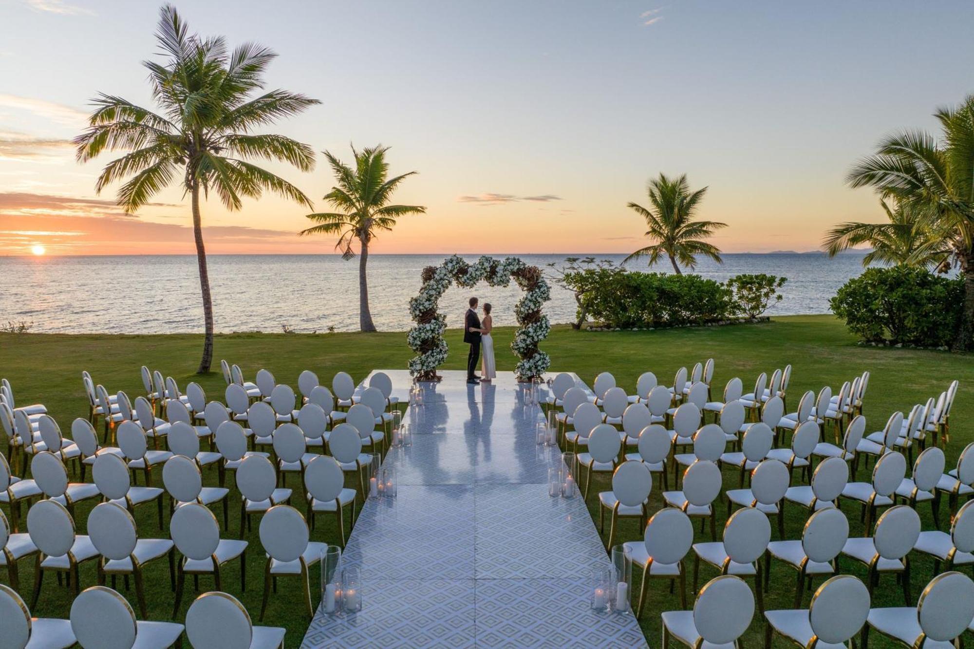Fiji Marriott Resort Momi Bay Dış mekan fotoğraf Wedding at the Four Seasons Resort