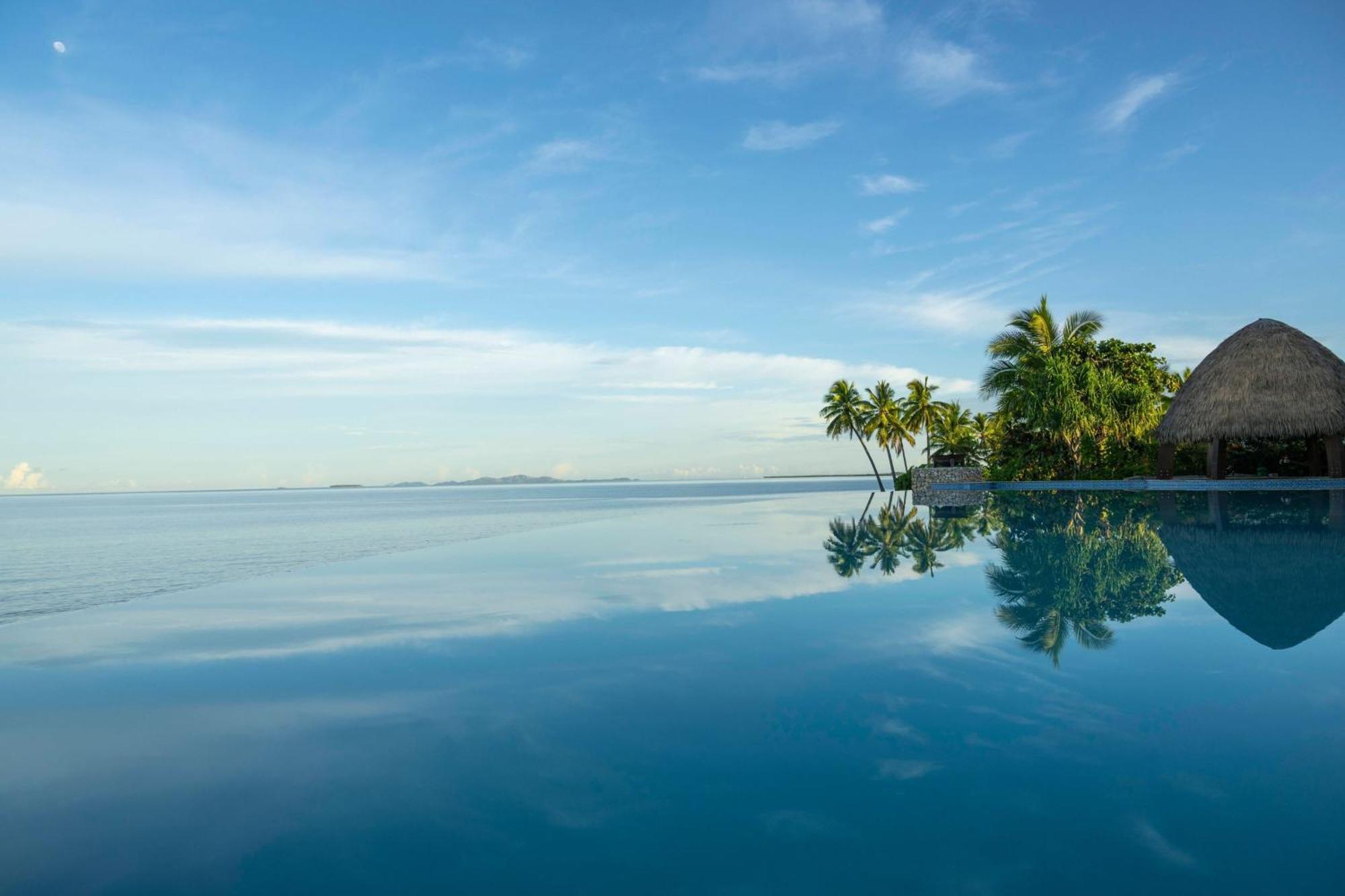 Fiji Marriott Resort Momi Bay Dış mekan fotoğraf Infinity pool at the resort