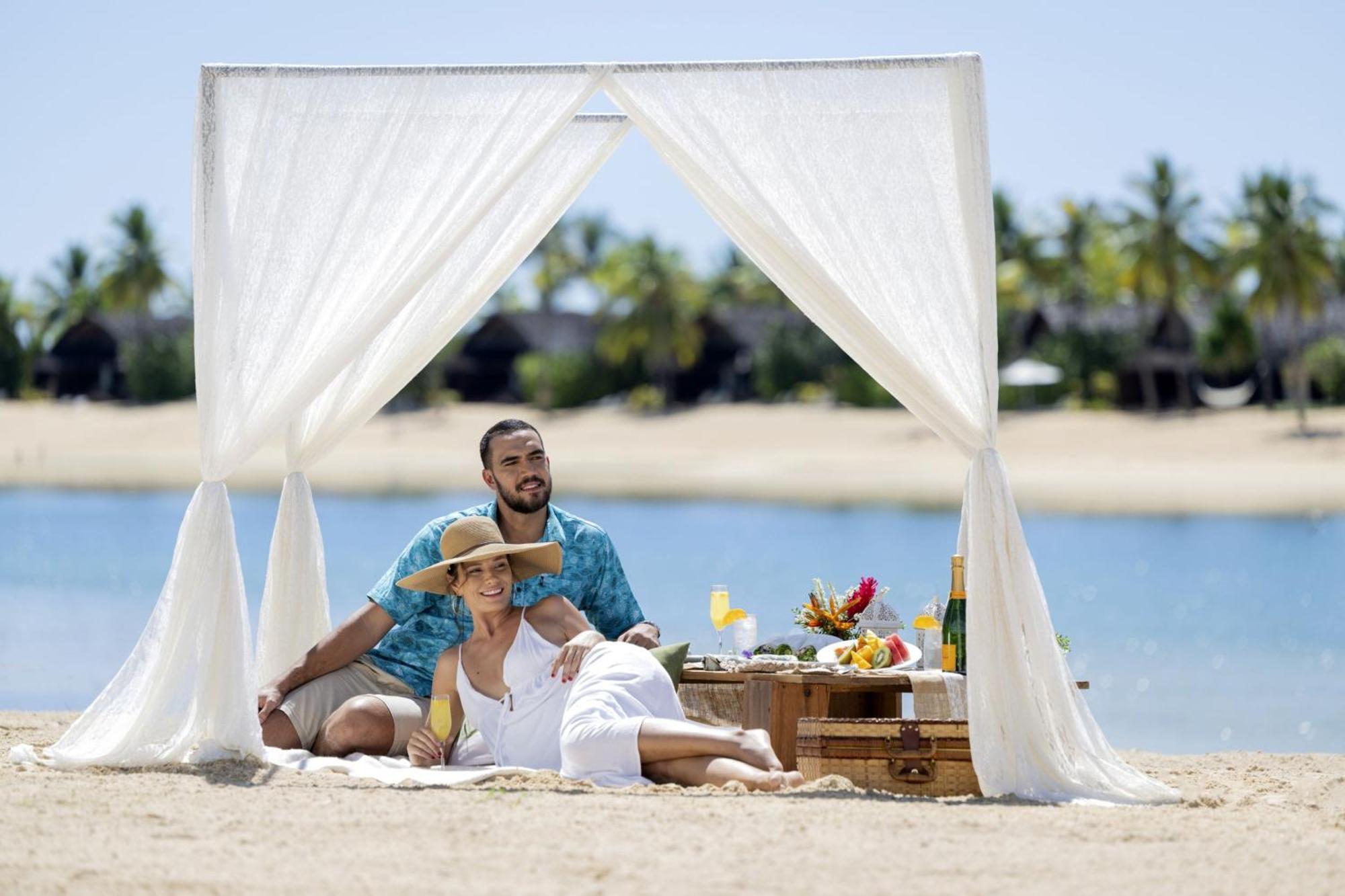 Fiji Marriott Resort Momi Bay Dış mekan fotoğraf A couple on a picnic